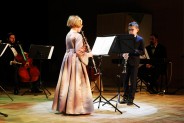 Koncert noworoczny, para dzieci grajaca na klarnetach