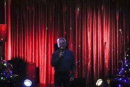 Konferansjer zapowiada koncert