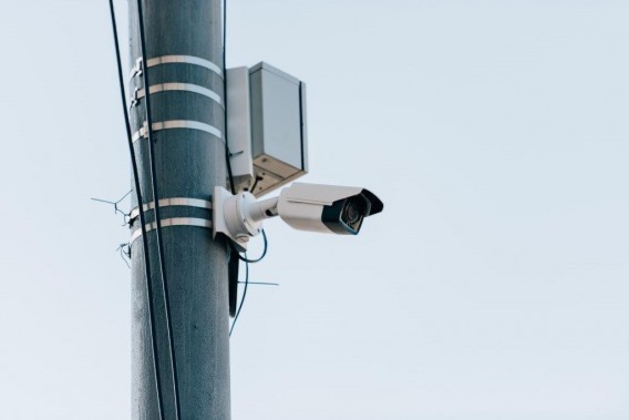 Biała kamera zainstalowana na słupie.
