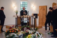 Pastor i rodzina zmarłego przy urnie