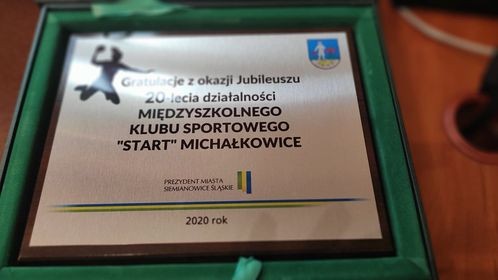 Widok na pamiątkową tabliczkę z okazji XX-lecia działalności klubu