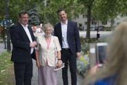 Pamiątkowa fotografia mieszkanki miasta z Prezydentem Miasta Siemianowice Śląskie i Wiceministrem…