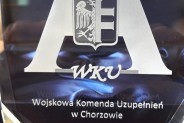 Kryształowa statuetka, na ktrej widnieje dua litera A i logo Wojskowej Komendy Uzupełnień w…