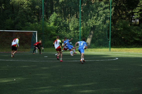 W meczu finałowym drużyna AKS Grzybowice Zabrze (w biało czerwonych strojach) pokonała Milimex (w…