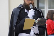 Hrabia Hugo czyta książkę z opowieściami o historii Siemianowic