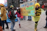 Korowód nauczycieli i uczniów gimnazjum nr 4 na Rynku Miejskim