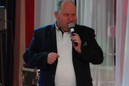 Konferansjer stoi przed sceną