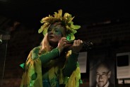 Artystka Teatru Lufcik na korbkę podczas zwiedzania fabularyzowanego Parku Tradycji.