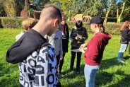 Uczniowie na plenerowych zajęciach