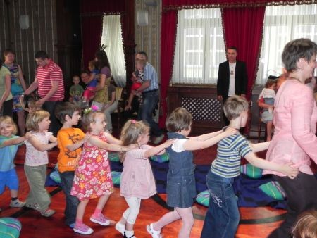 Wspólna zabawa podczas Muzycznego Elementarza Malucha