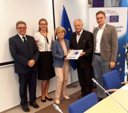 Dyrektor szkoły odebrał cenne trofeum