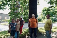 Grupa ludzi uczestniczących w Historycznym Spacerze po Siemianowicach