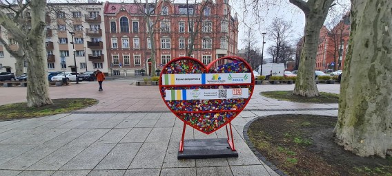 Pojemnik w kształcie serca na rynku