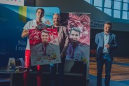 Łukasz Wanot – dyrektor MOSiR w Siemianowicach oraz Jan Komander – wicedyrektor, wręczają…