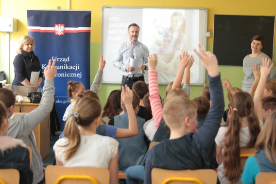 Uczniowie aktywnie biorą udział w rozmowie na poruszane temat zachowania w sieci.