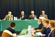 Prezydium i stół z siedzącymi przy nim delegatami