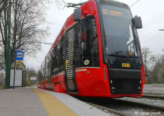 Tramwaj Gwarek stojący na przystanku