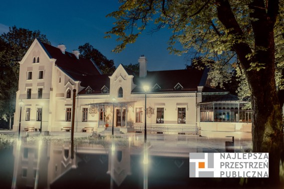 Pałac Rheinbabenów "Zameczek"  nocą