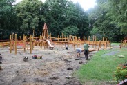 Ostatnie prace na nowo powstającym placu zabaw na Pszczelniku (5)