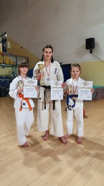 Medalistki mistrzostw Polski w kyokushin karate - od lewej: Natalia Wilczek, Daria Dobkowska -…