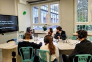 klasa informatyczno-językowa na zajęciach w pracowni językowej