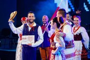 Kierownik ZPiT Siemianowice odbiera statuetkę festiwalową od organizatora