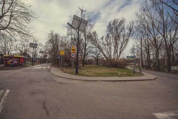 Skrzyżowanie ulic, w tle zielony obszar, na którym powstanie plac zabaw.