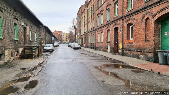 Fragment ulicy Dąbrowskiego, wzdłuż której stoją kamienice