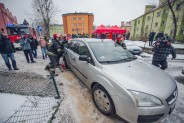 Pokaz siemianowickich strażaków przyciągnął pierwszych sześćdziesięciu wolontariuszy, uczniów…