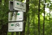 Oznakowania ścieżki rowerowej w Parku Pszczelnik... Stąd też będziemy mogli dojechać na korty…
