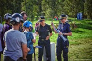 Strażniczki miejskie prowadzące konkurs wraz z odpowiadającą na pytania młodzieżą