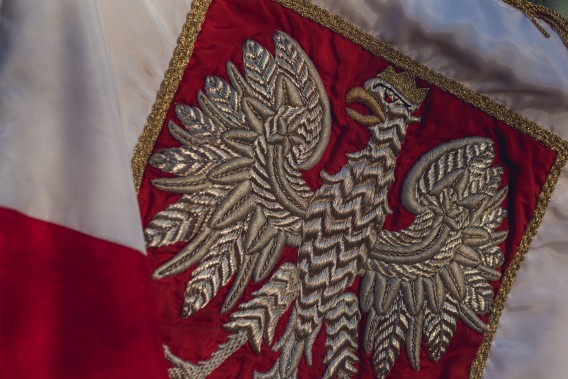 Biało czerwona flaga wraz z orłem.