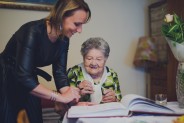 Pani Marta składa podpis w Księdze Pamiątkowej, obok kierownik USC