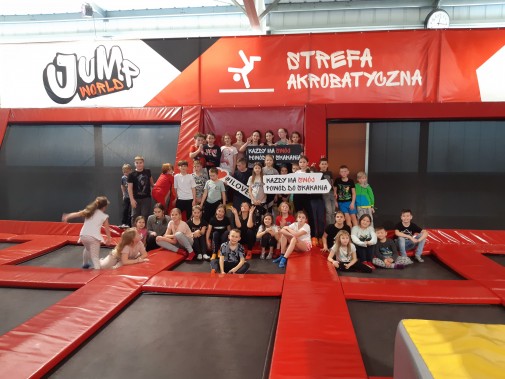 Grupowe zdjęcie dzieci w strefie akrobatycznej
