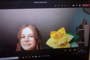 Dziewczyna z papierowym żonkilem