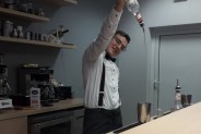 Barman nalewający trunek
