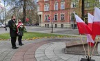 Kwiaty pod pomnikiem Nieznanego Żołnierza