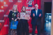 Laureatka III miejsca Jagoda Wypych z Zastępcą Prezydenta Martą Suchanek-Bijak i Naczelnikiem…