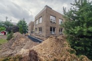 Rozkopany teren wokół budynku przedszkola