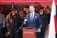 Prezydent Miasta przemawia przy mównicy, żegnając dotychczasowego i witając nowego komendanta