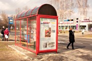 Przystanek autobusowy przy ulicy Kapicy. Plakat reklamujący Głos Miasta