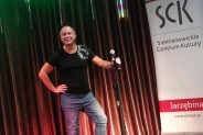 Jacek Silski pozuje do zdjęć na scenie - po koncercie