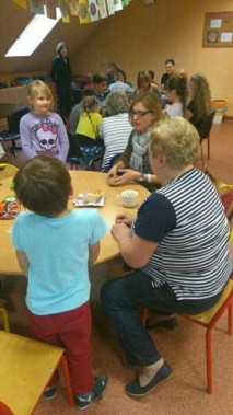 Wnuczkowie wprowadzją dziadków w arkana gier