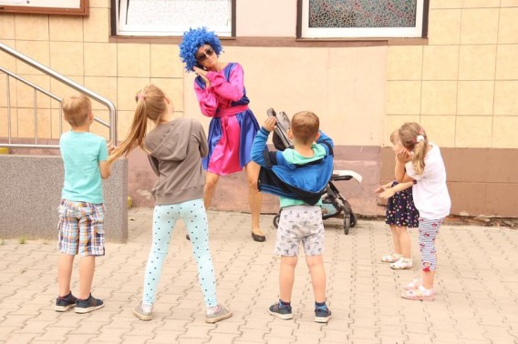 Dzieci bawią się przed budynkiem
