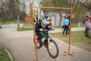 Chłopiec na rowerze przejeżdża pod poprzeczką.