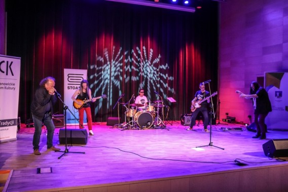 Na zdjeciu zespół East Earth Band na scenie Parku Tradycji