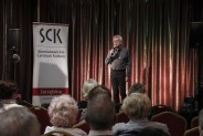 Konferansjer zapowiada koncert