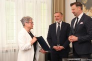 Dyrektor Urzędu Statystycznego w Katowicach wręcza prezydentowi miasta Rafałowi Piechowi…