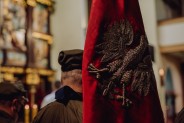Czerwony sztandar w wyhaftowanym orłem