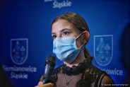 Zofia Sydor pozująca na ściance z logotypami miasta